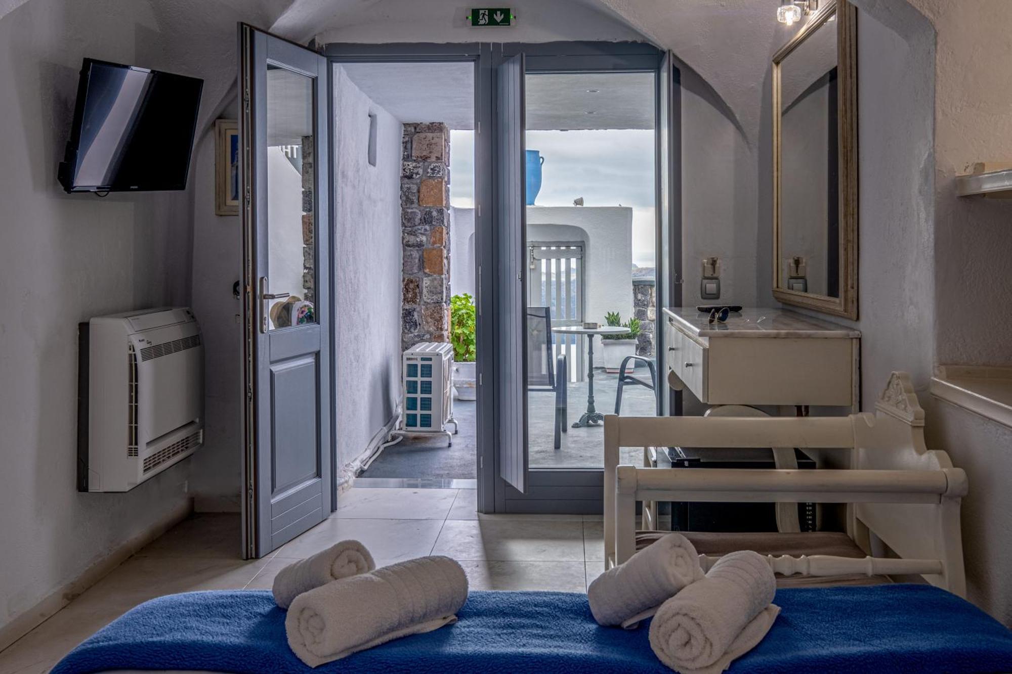 Superior Triple Room Caldera View