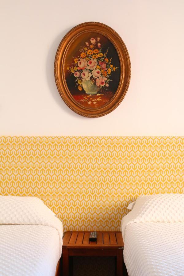 Quarto com 2 Camas de Solteiro