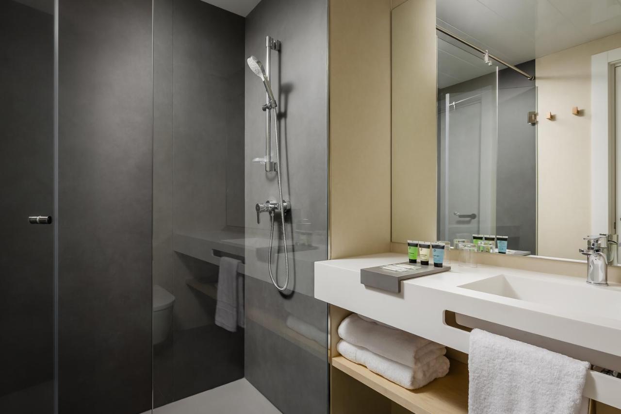 Standard Double or Twin Room,978107773:JPEG