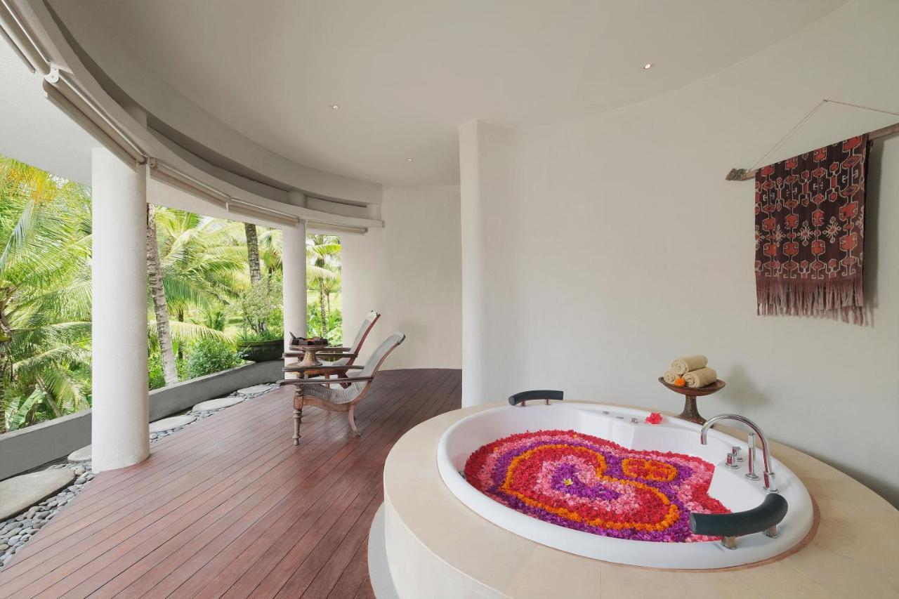 Pool Villa mit 2 Schlafzimmern, Whirlpool, Wohnzimmer und Blick auf die Reisterrassen