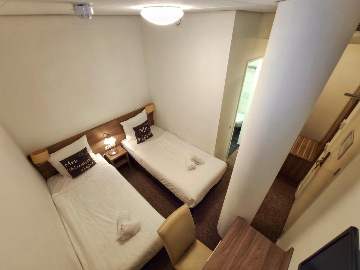 Standard Twin Room no window