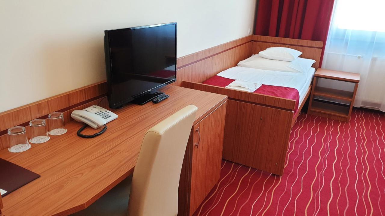 Standard Dreibettzimmer mit 3 Einzelbetten.