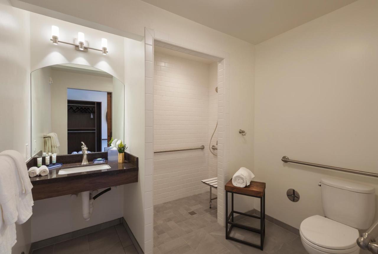 Quarto com 2 Camas de Casal, Chuveiro Acessível a Cadeirantes e Varanda Térrea - Acessível para Hóspedes com Mobilidade Reduzida