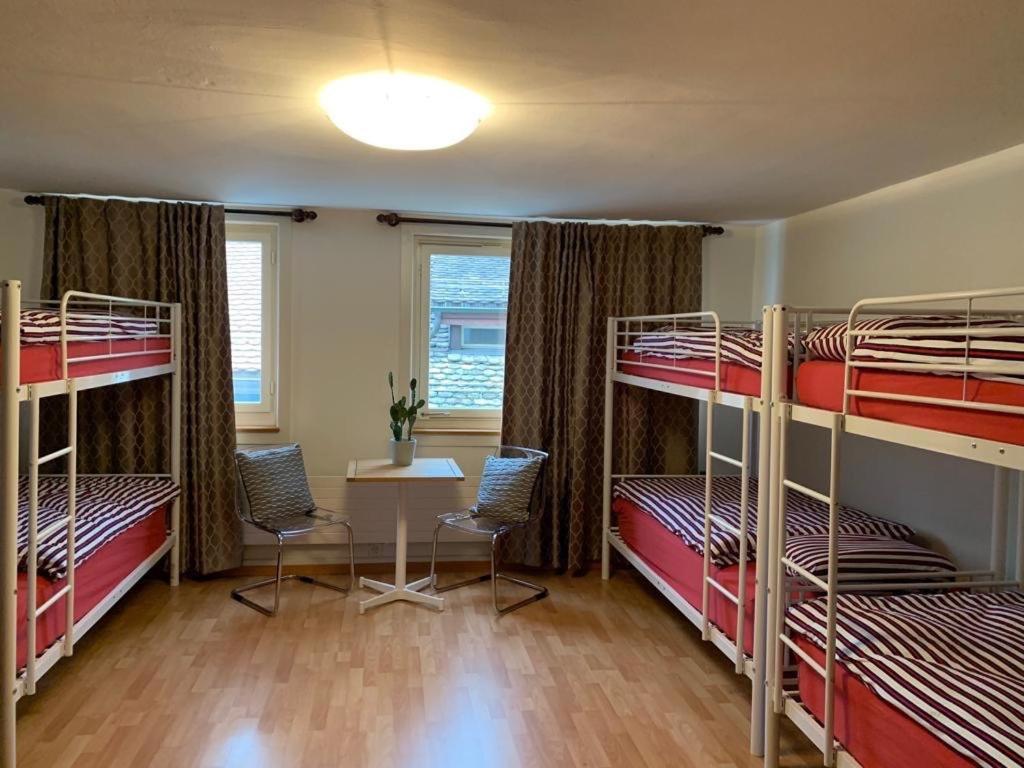 Posto Letto in Dormitorio Misto con 8 Letti