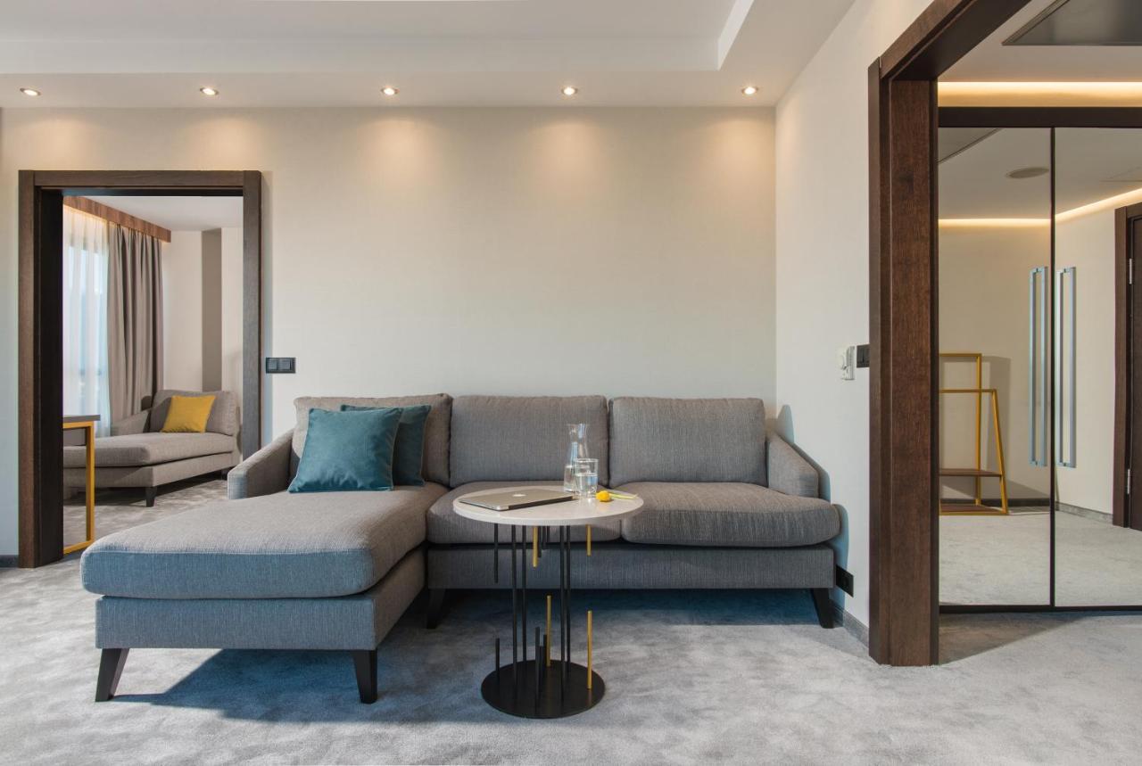Panoramic One-bedroom Suite High Floor