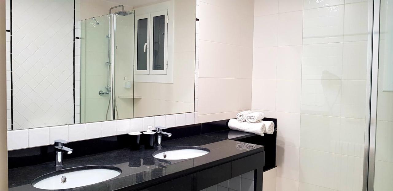 Twin Room Private External Bathroom