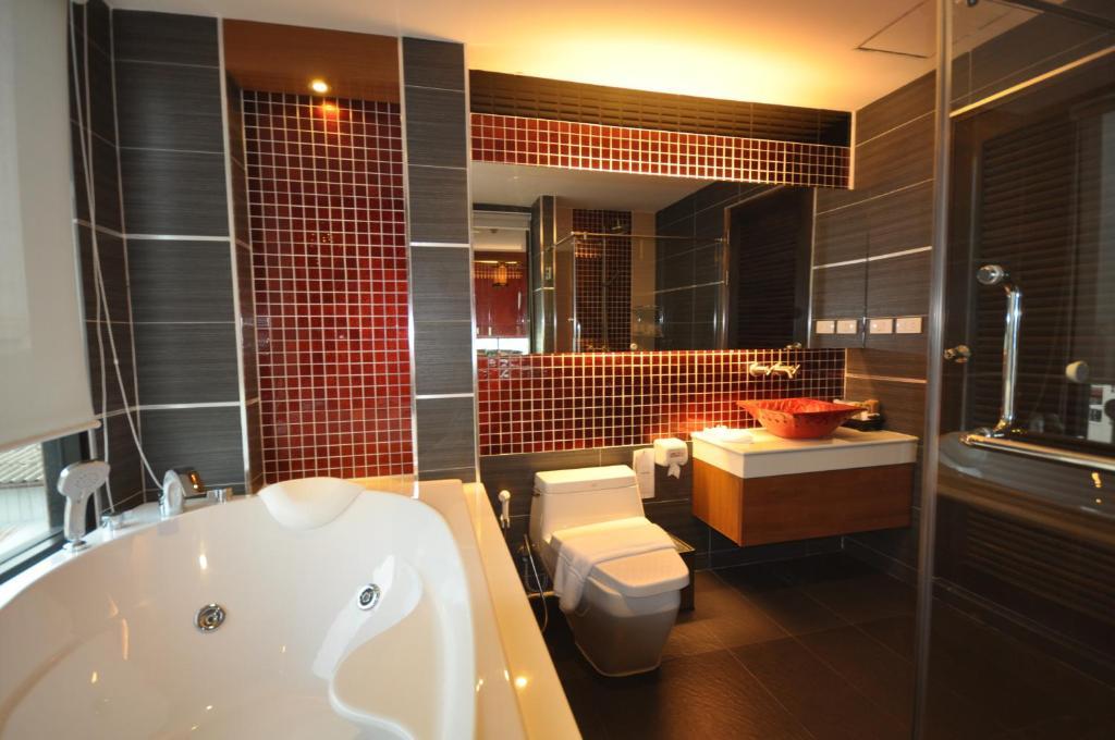 Jacuzzi Suite Low Floor Double Room