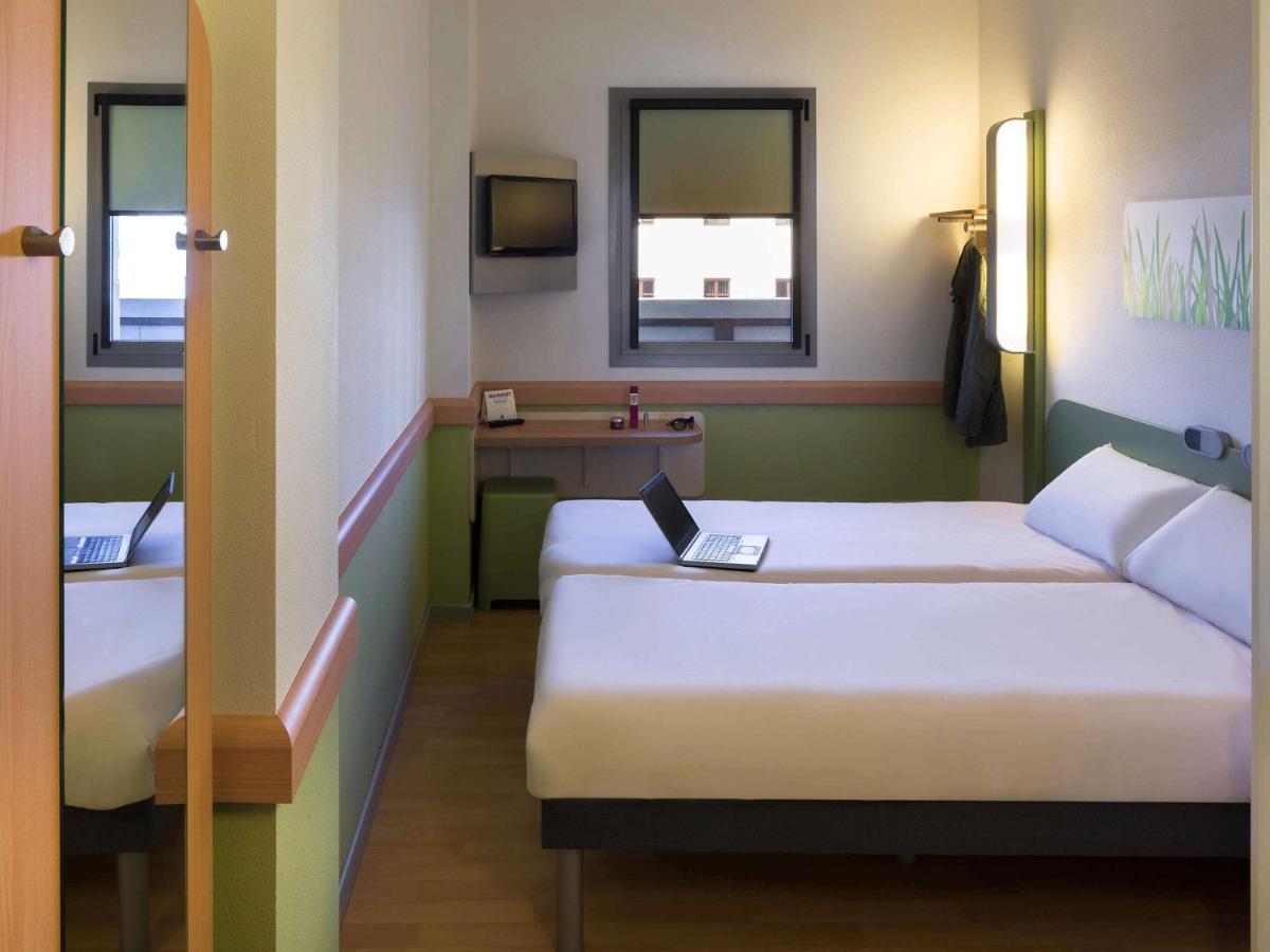 Twin Room,1704970668:JPEG