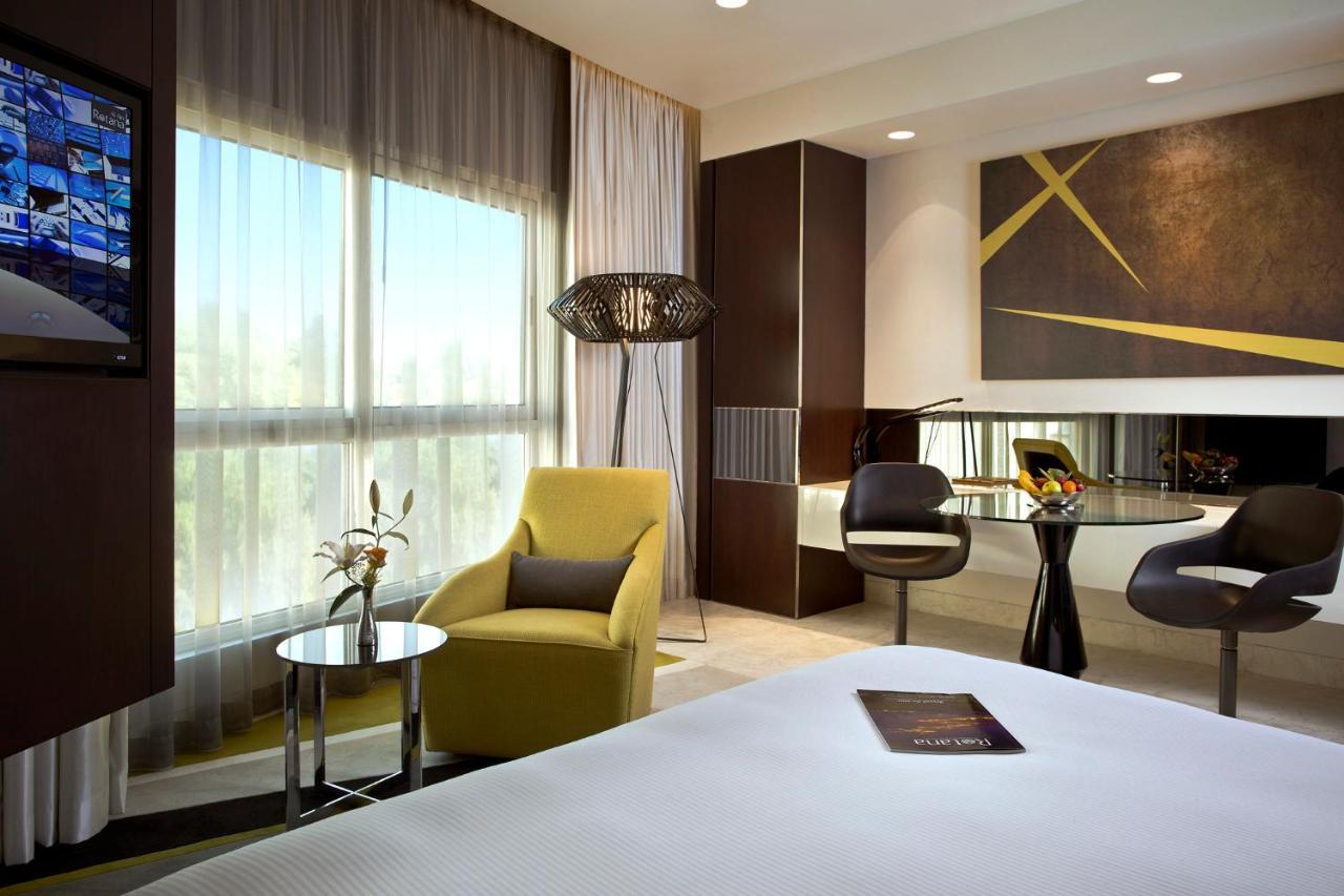 Spacious Room with Kitchenette - King Bed