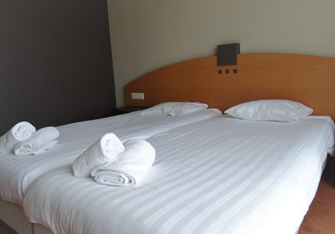 Quarto Econômico com 2 Camas de Solteiro
