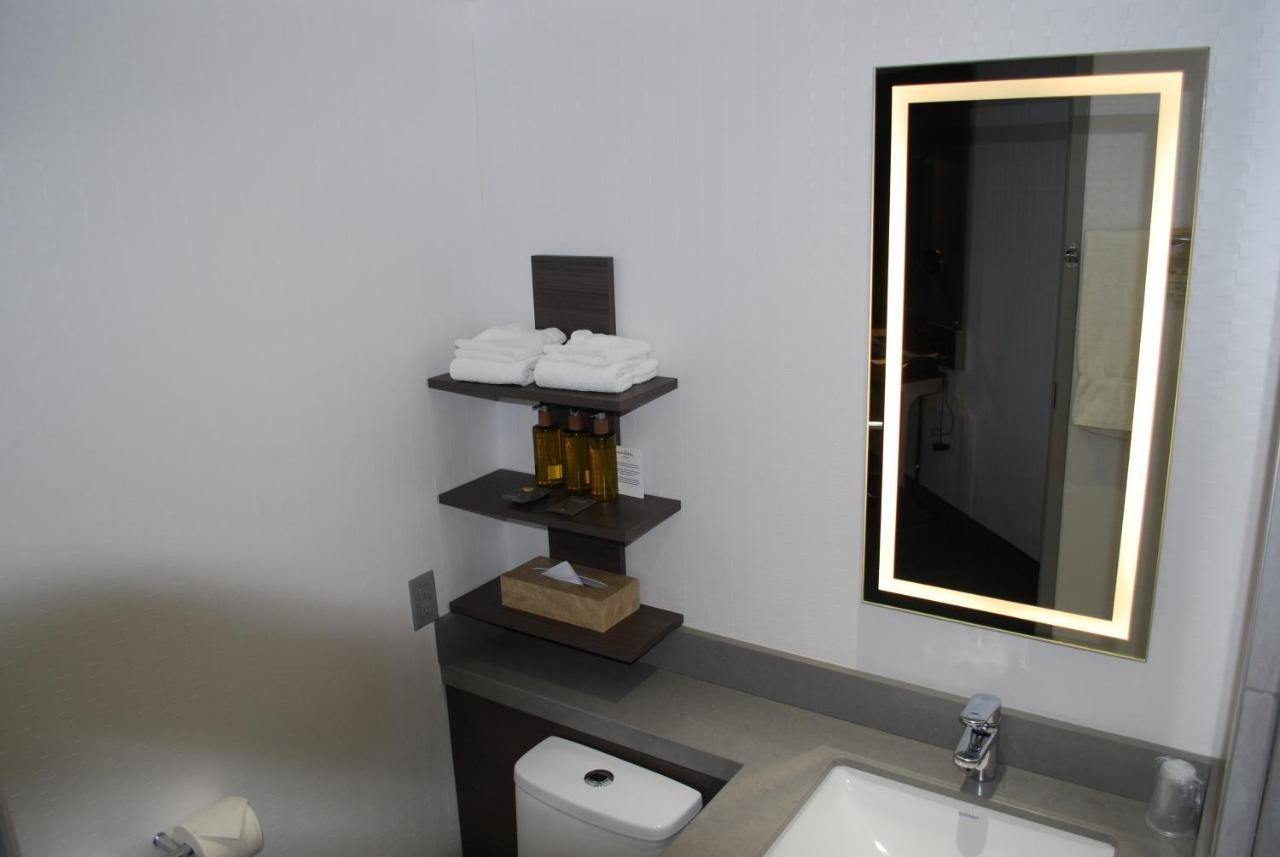 Habitación con cama extragrande.