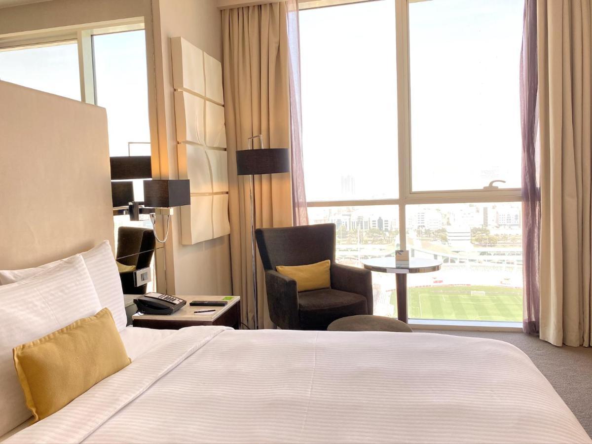 Stadium View Centro Room Queen Bed,996403168:JPEG