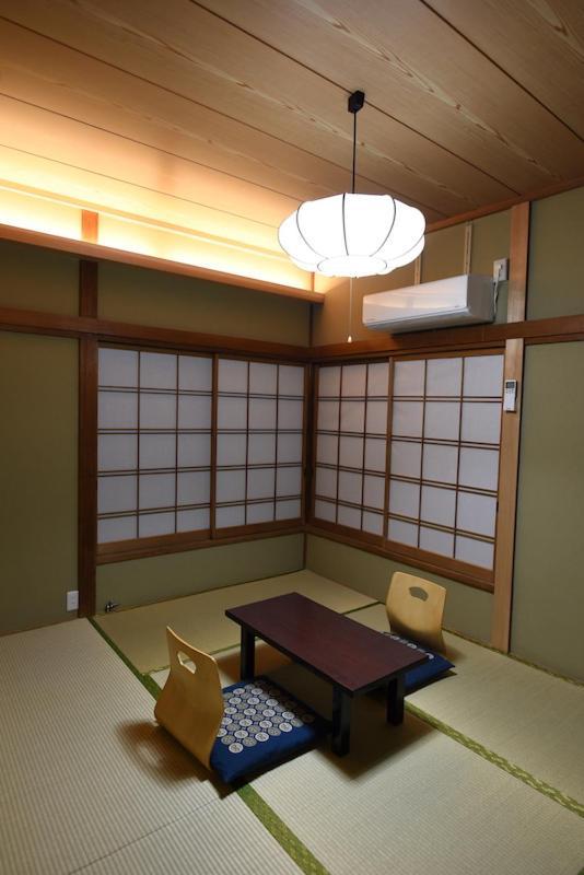 Quarto em Estilo Japonês com 2 Camas de Solteiro e Banheiro Compartilhado