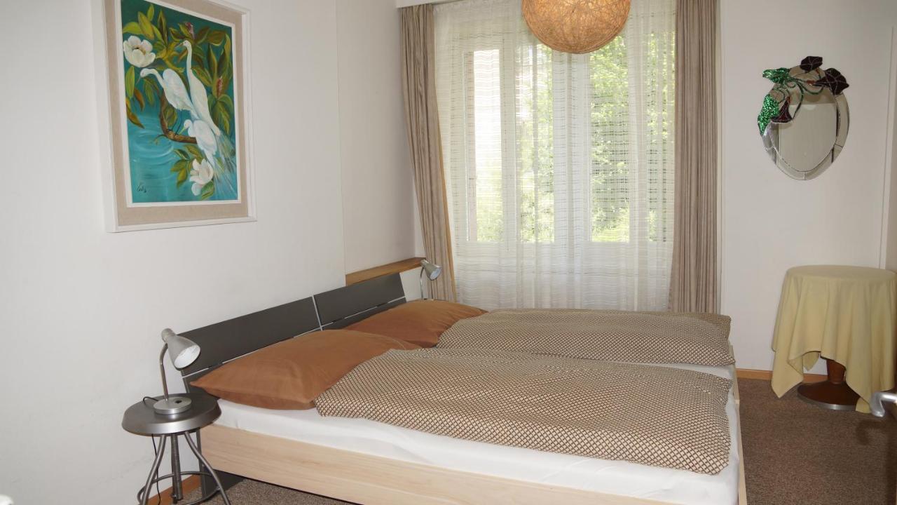 Zweibettzimmer mit Gartenblick