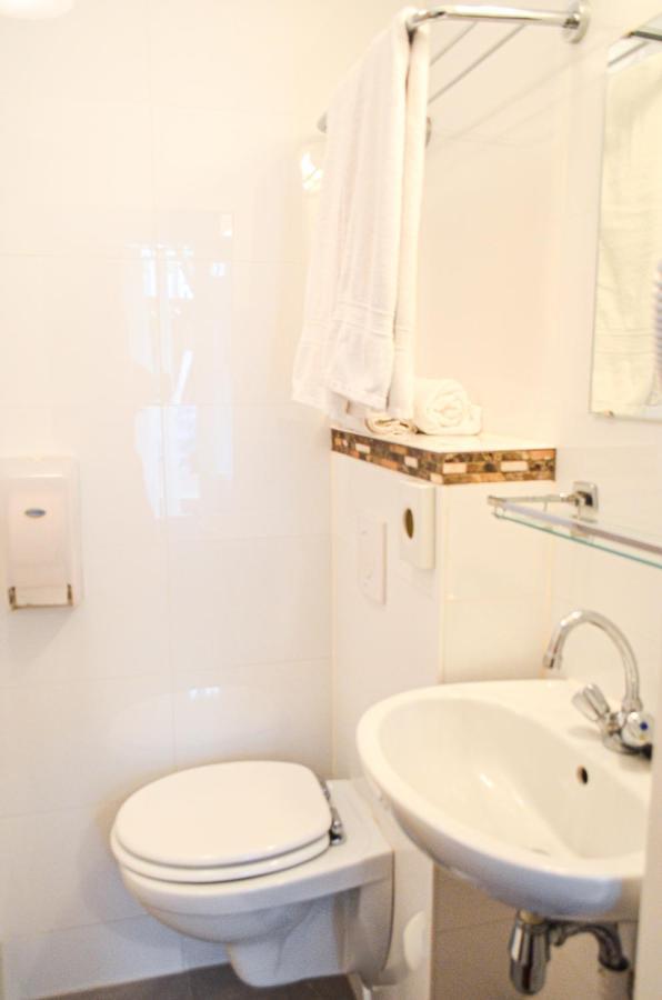 Habitación Doble con baño privado externo - 2 camas