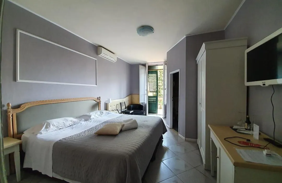 Hotel Fedora-1