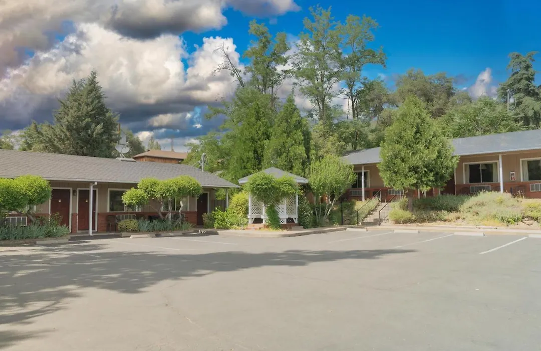 Mariposa Lodge-1