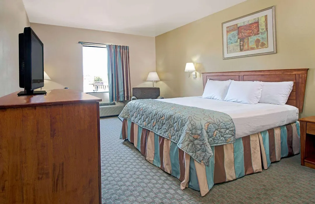 Days Inn By Wyndham Downtown St. Louis-1