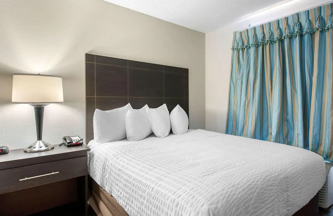 Clarion Inn & Suites Kissimmee-Lake Buena Vista South-1
