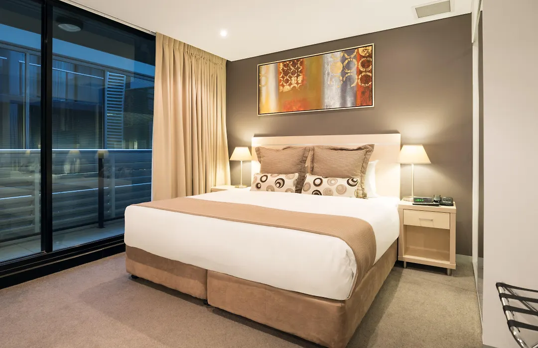 Oaks Adelaide Horizons Suites-1