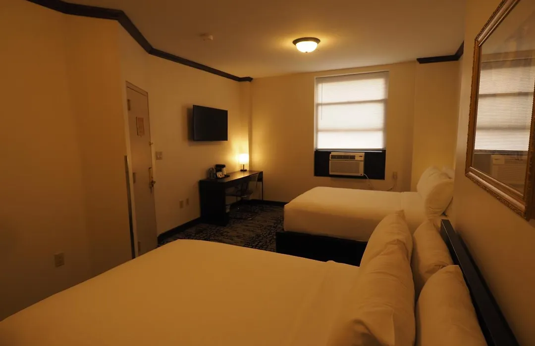 Night Hotel Broadway-1