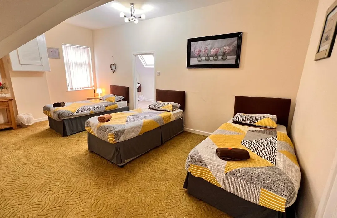 Castle Lodge Guest House 86-88 Sheil Rd L6 3Af-1