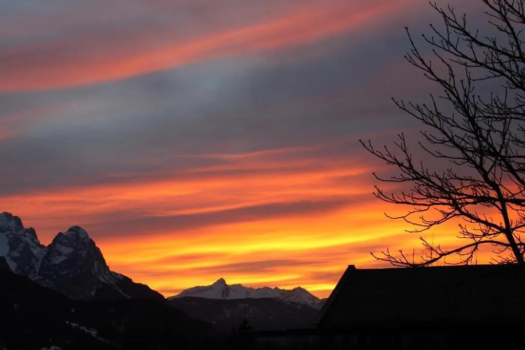 Pfeiffer Alm mit Blick auf die Zugspitze-1