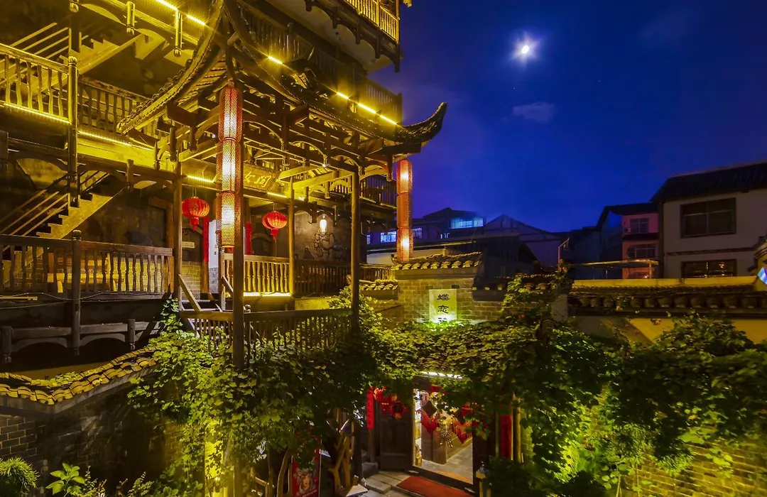 Butterfly Flowers Inn- Exclusive Location,Anicent Chinese Style, 2 Minutes Walk To Tianmen Mount Cableway,Free Pick Up Service Over 1 Nights, Free Fresh Coffee And Tea, Free Mini Lunch,Free Laundry,Itineary Planning, Attraction Tickets Serivce In Adv-1