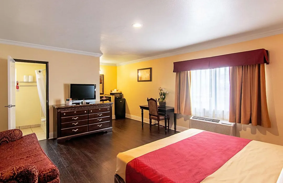 Econo Lodge Long Beach I-405-1