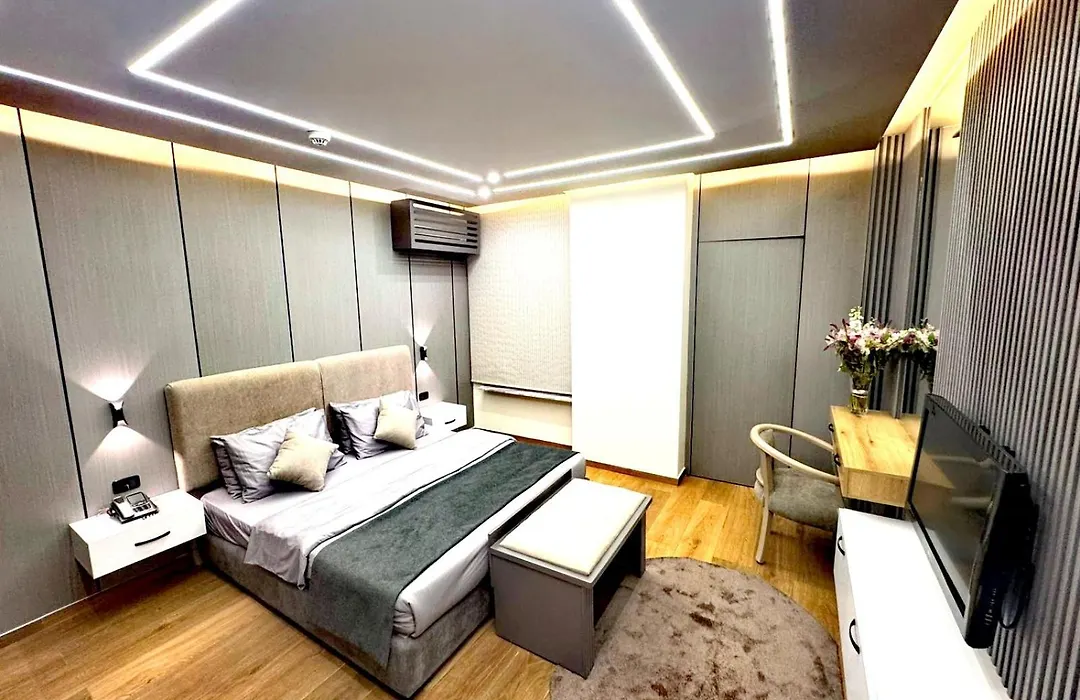 Queens Suite Hotel-1