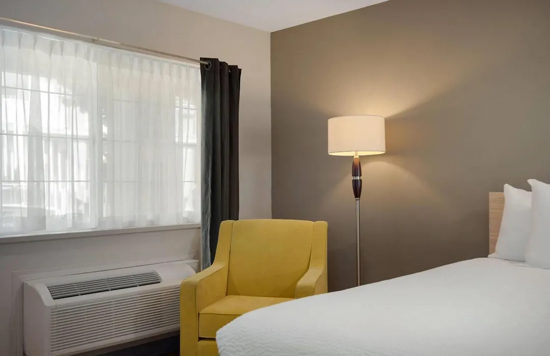 Days Inn By Wyndham Kelowna-1