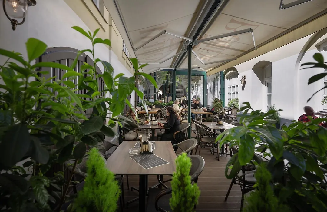 Little King Hotel U Malvaze-1