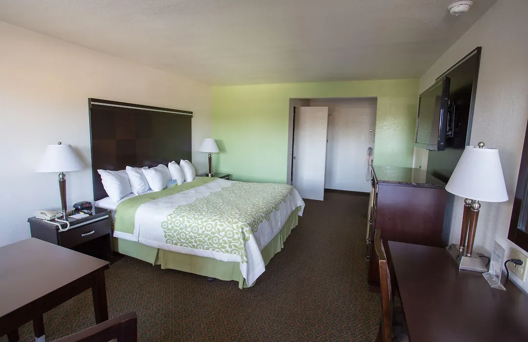 Days Inn By Wyndham Oceanside-1