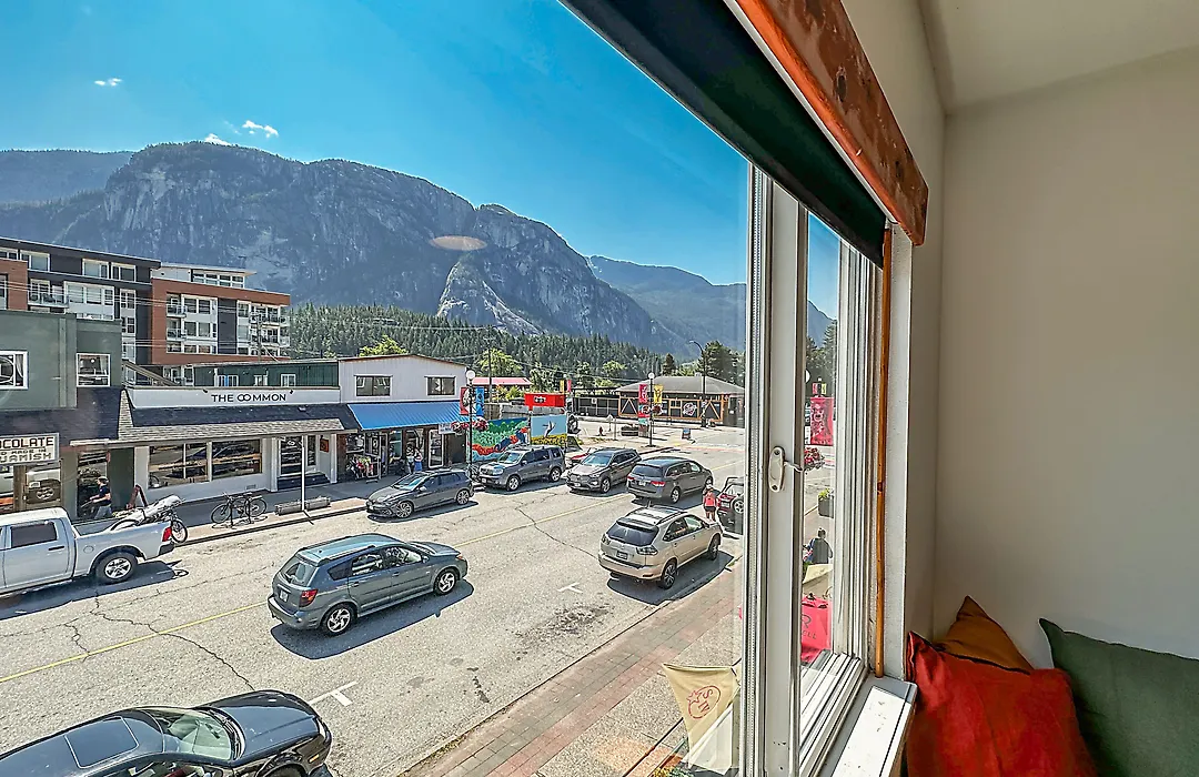 Crash Hotel Squamish-1