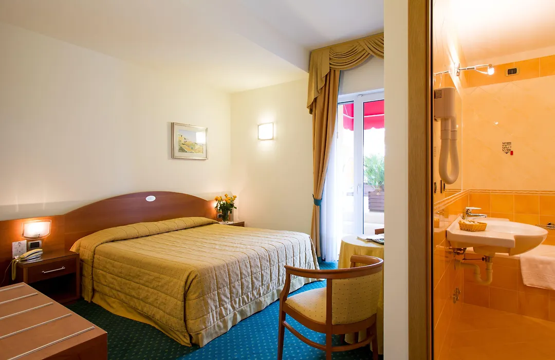 Hotel Capri Bardolino 3S-1