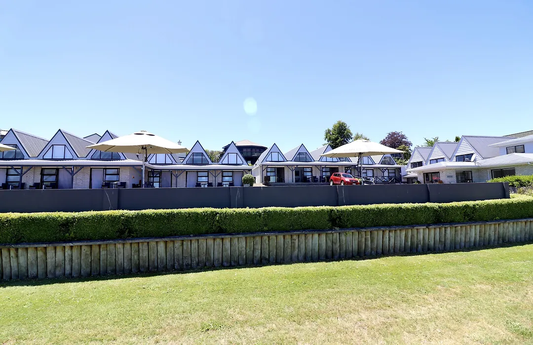 Gables Lakefront Motel-1