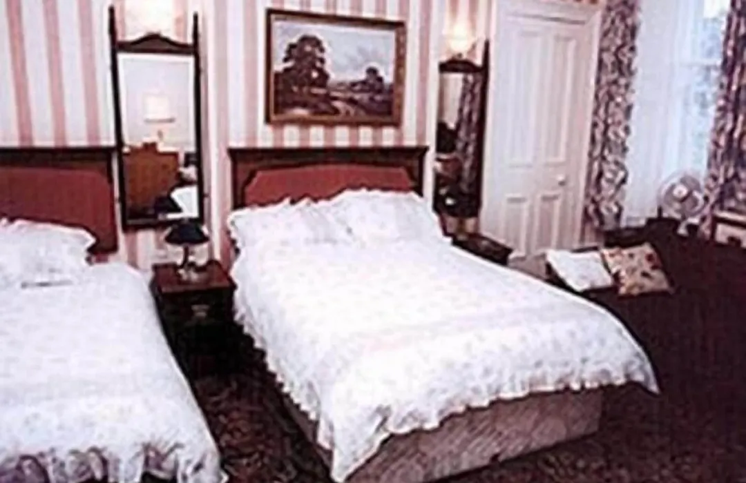 Eglinton Guest House-1
