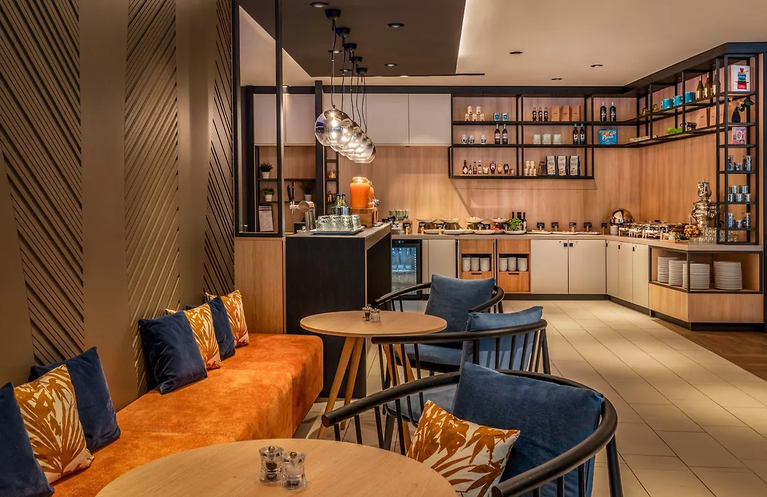 Courtyard By Marriott Cologne-1