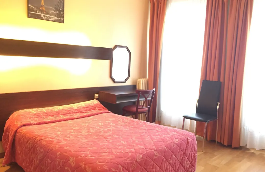 Hotel Des Pyrenees - Entre Bastille Et Nation-1