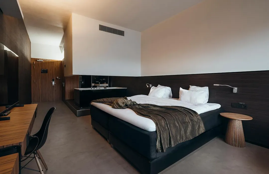 Carbon Hotel-1