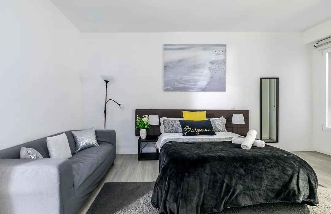 Ayz Juan De Mena - Auto Check-In Property-1