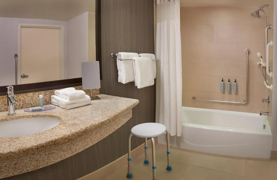 Courtyard By Marriott Kingston Highway 401-1