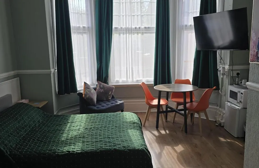 Avis Hotel-1