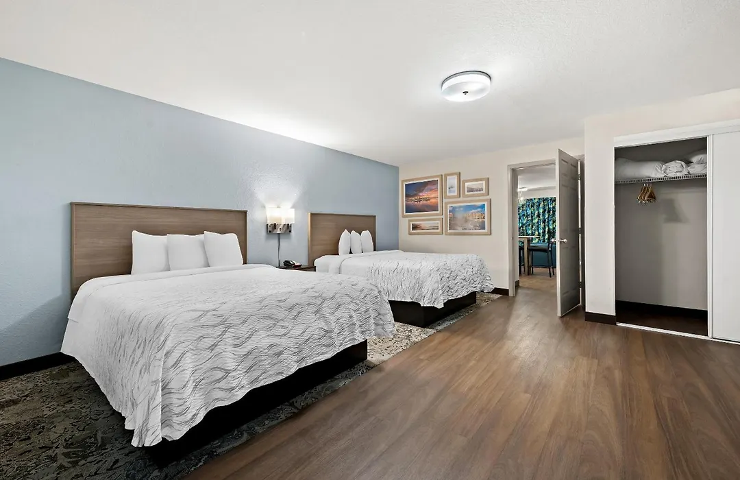Red Roof Inn Plus+ & Suites Naples Downtown-5Th Ave S-1