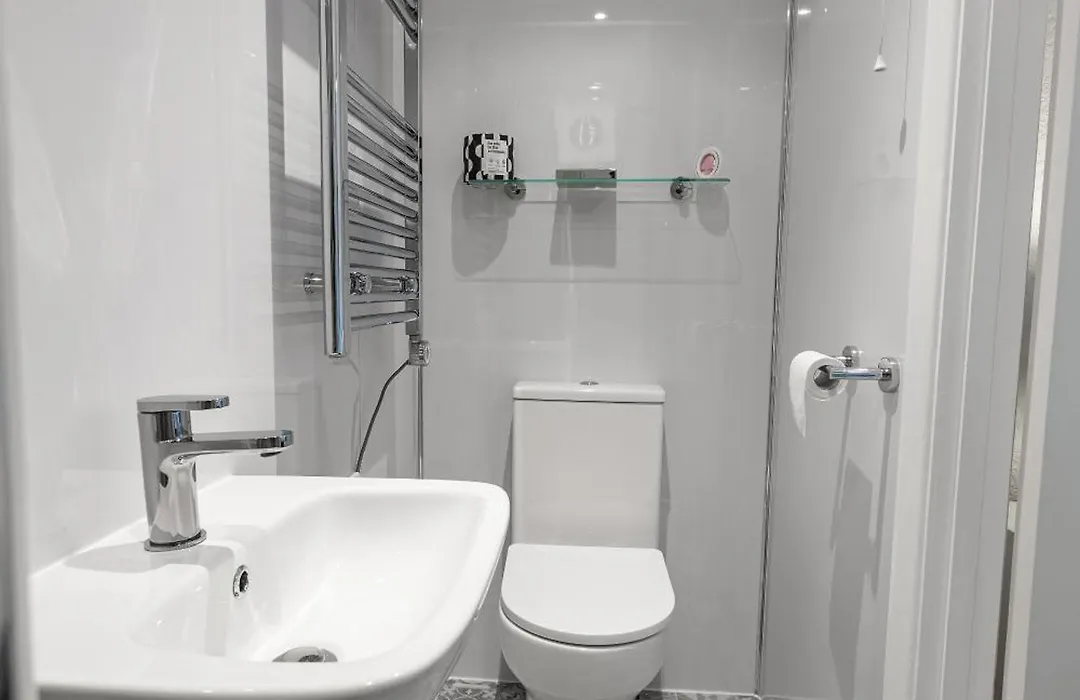 Kingsway Guesthouse - A Selection Of Single, Double And Family Rooms In A Central Location-1