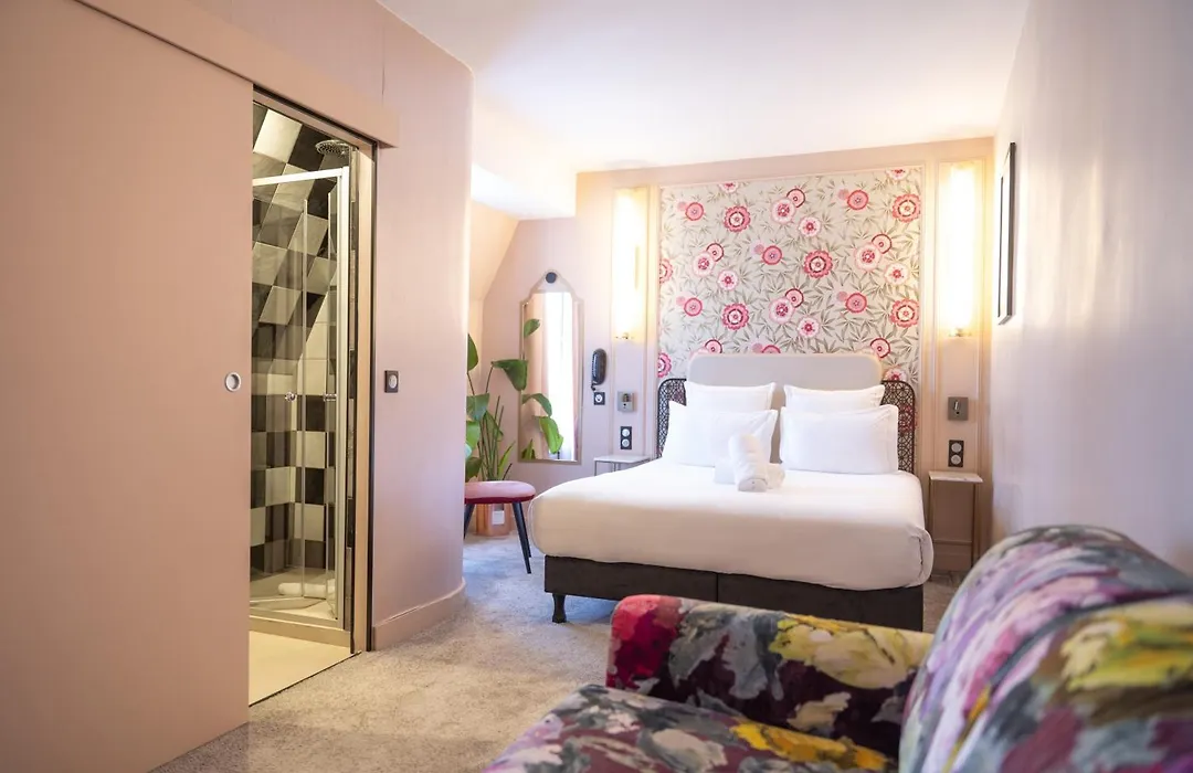 ELSA, Hôtel Paris-1
