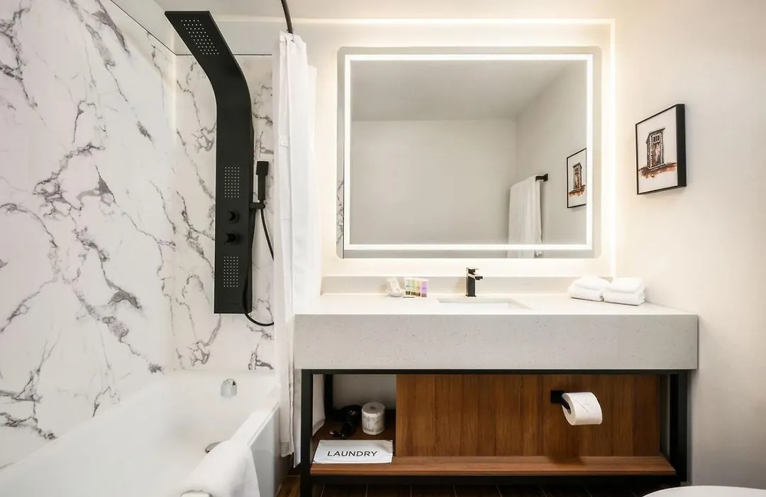 Acclaim Hotel By Clique-1