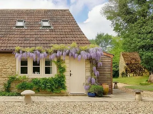 Great Ashley Farm Holiday Cottage & Shepherds Huts-1