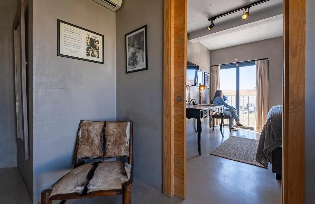 Surfers Lodge Peniche-1