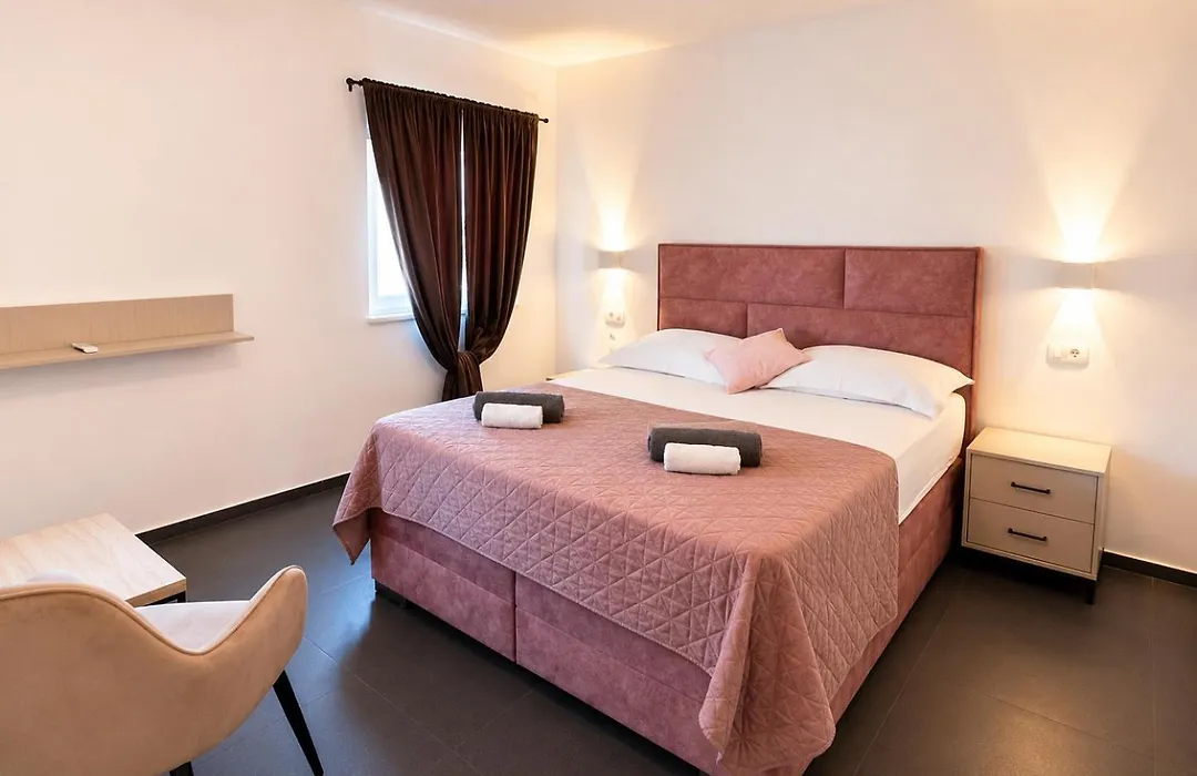 Aaa Luxury Suites Split With Pool-1